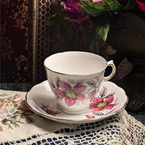 Royal Vale Vintage Bone China Footed Tea Cup Saucer Set Mauve Clematis Flower - Picture 1 of 10